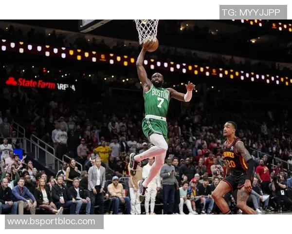 杰伦布朗半场状态低迷14投仅3中仅得7分6板3助失误2次表现不佳