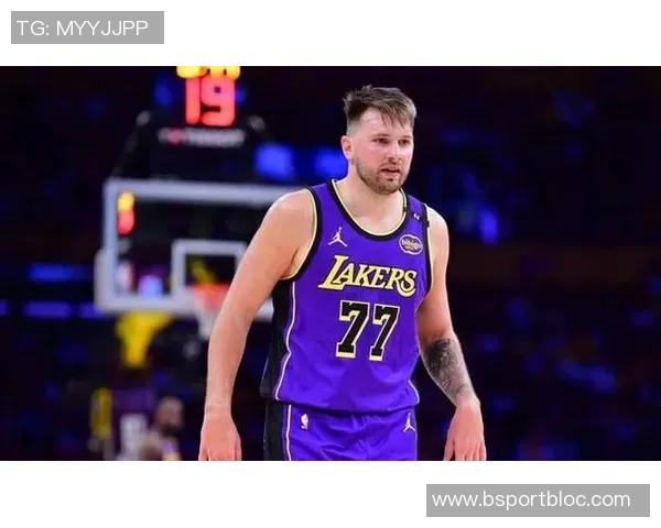 里夫斯分析詹姆斯如何利用东契奇被包夹后的4打3优势进行进攻