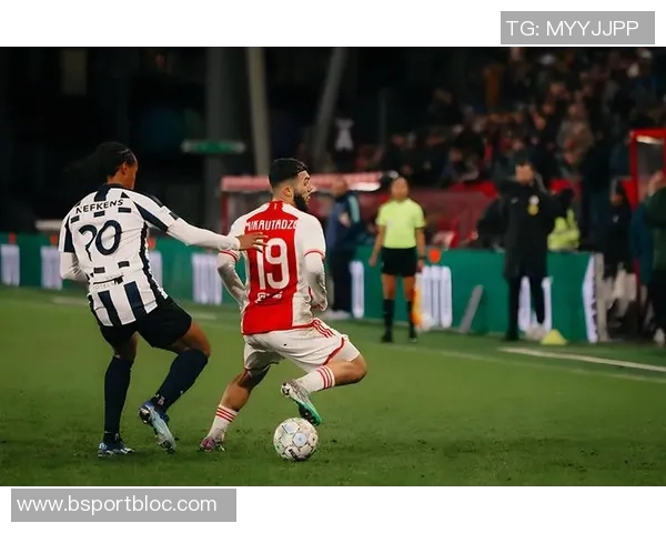 三位球星在欧冠客场对阿贾克斯上演帽子戏法的精彩瞬间